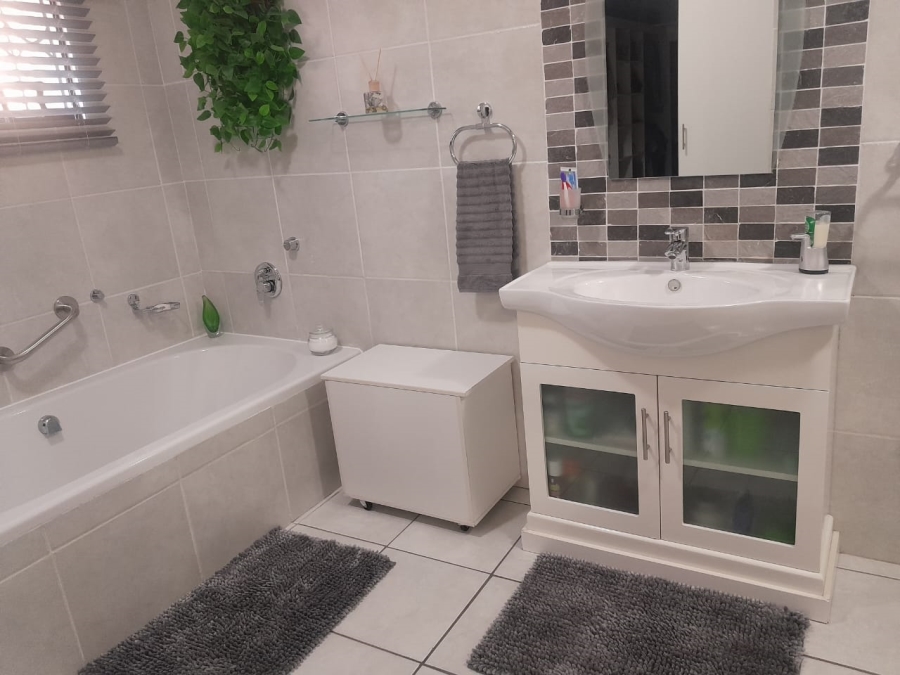 4 Bedroom Property for Sale in Safari Gardens North West